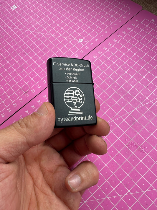 Graviertes Benzinfeuerzeug im Zippo-Stil – personalisiert Byteandprint.de