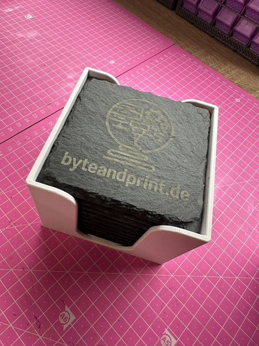 Gravierte Schiefer-Untersetzer mit Halter – mit Logo personalisierbar (10cm) Byteandprint.de