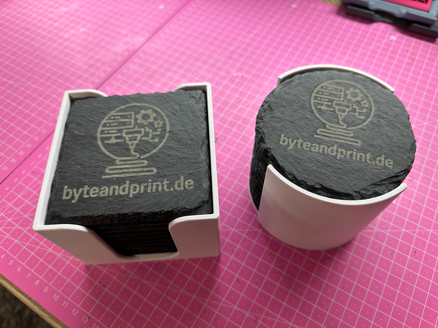 Gravierte Schiefer-Untersetzer mit Halter – mit Logo personalisierbar (10cm) Byteandprint.de