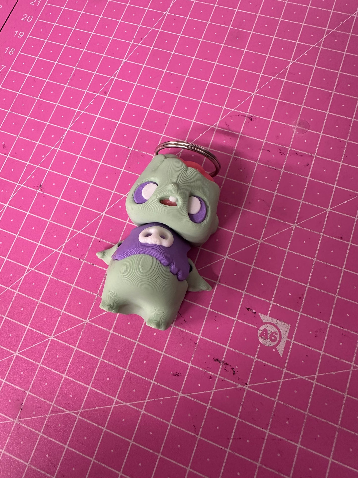 Zombiefigur Keychain – Gruseliger Schlüsselanhänger für Halloween Layers in Green