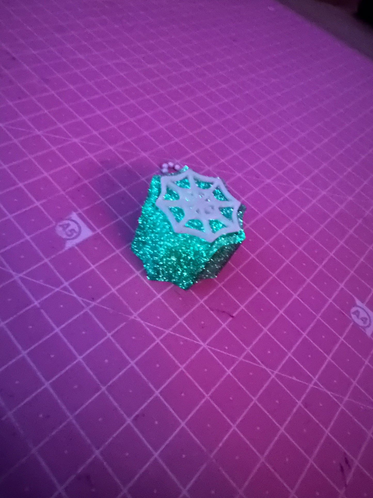 Spooki Klicker + Ghost – Niedliche Geisterfigur für Halloween Layers in Green