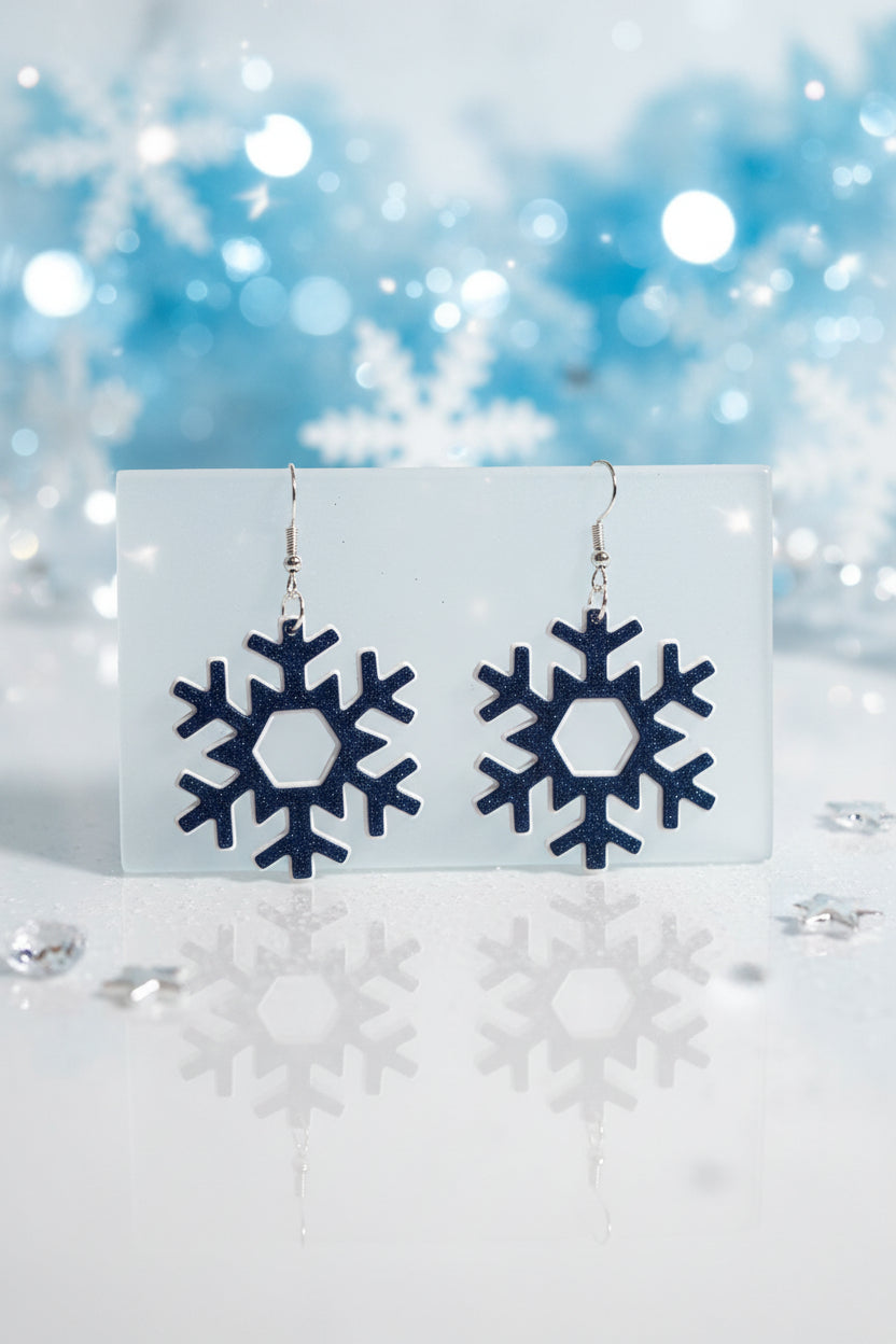 Paar Schneeflocken-Ohrringe mit blauem Zentrum und silberfarbenen Schneeflocken, Haken