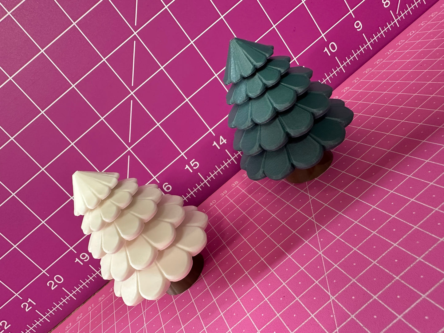 Winter Village – Ein gemütliches Miniaturdorf mit Bäumen Layers in Green