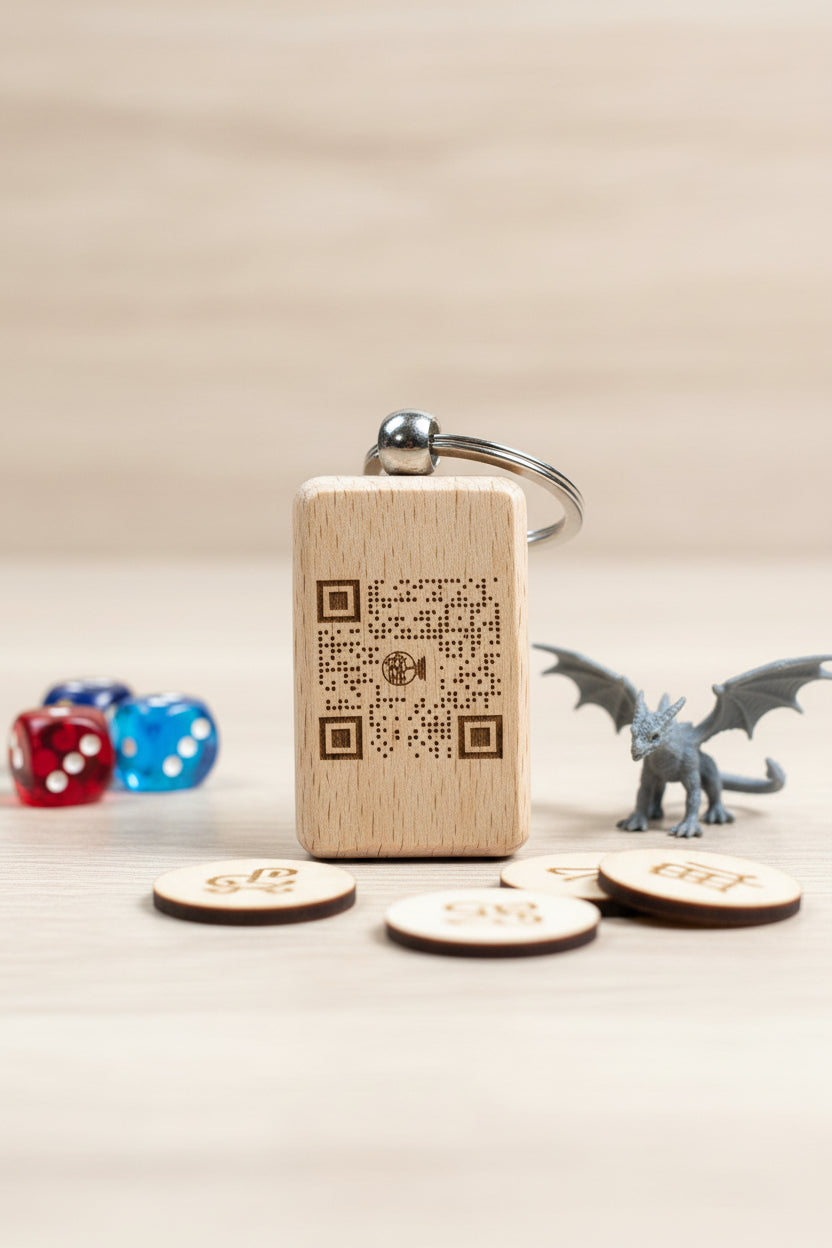 Rechteckiger Holz-Schlüsselanhänger mit Metallring, QR-artige Lasergravur und „byteandprint.de“.