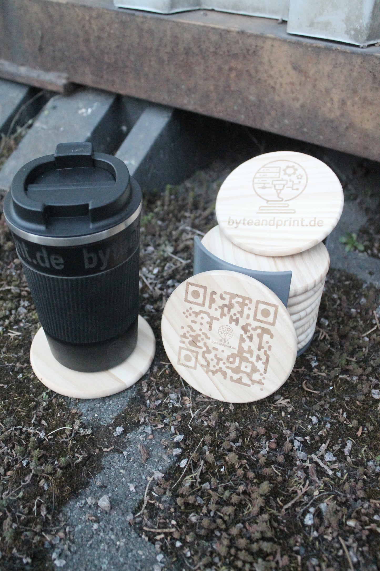 Holz-Untersetzer mit graviertem QR-Logo und Text byteandprint.de, rund im Set