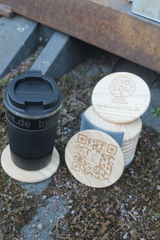 Runde Holz-Untersetzer mit graviertem QR-Logo, Text byteandprint.de, im Set