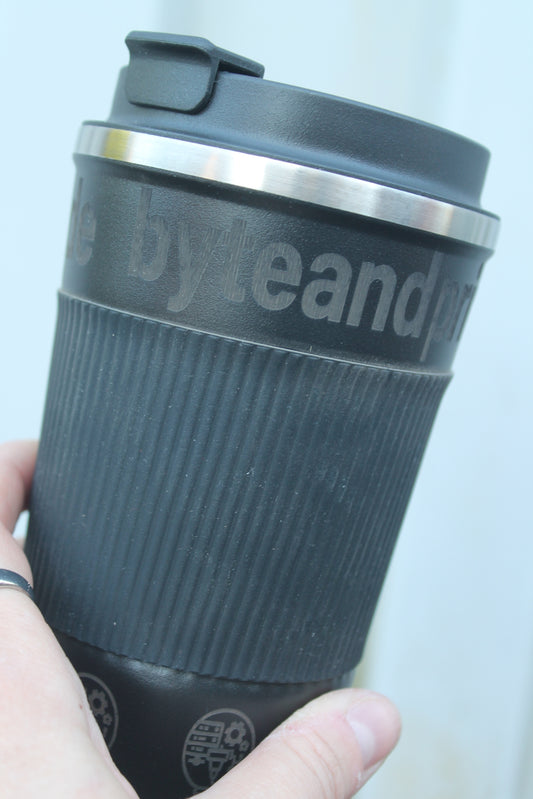 Thermokaffeebecher schwarz mit gerippter Oberfläche, Gravur auf dem Becher
