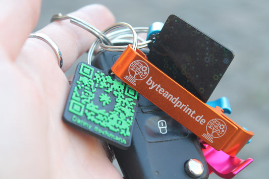 Personalisierter QR-Code-Anhänger am Schlüsselbund, grün und orange mit QR-Code