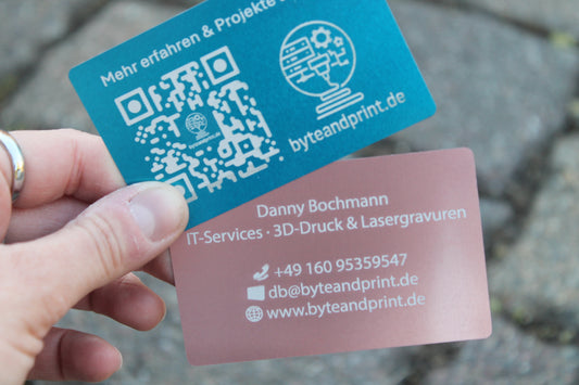 Gravierte Metall-Visitenkarten, türkis und rosé, Gravur mit QR- und Kontaktdaten