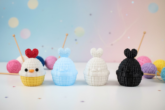 Stricklook-Hähnchen-Ei-Figuren, mehrere Farben: gelb, blau, weiß, schwarz