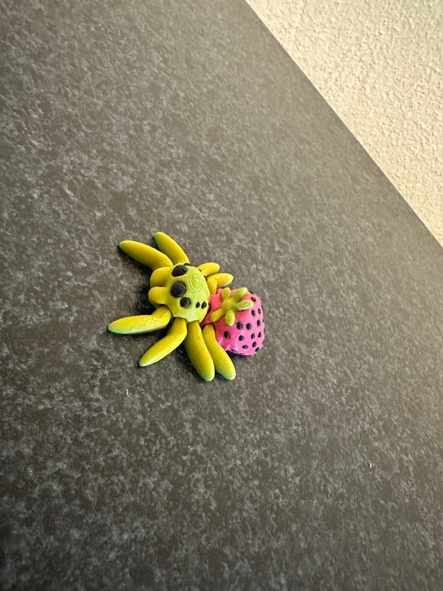 Strawberry Tiny Spider – Sommerliche Frische für Ihr Zuhause Cinderwing3D