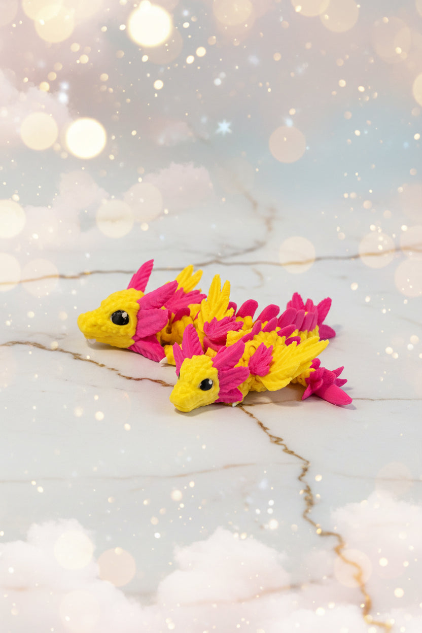 Baby-Axolotl-Drache mit Flügeln, zwei Exemplare (gelb und pink) auf dunklem Untergrund