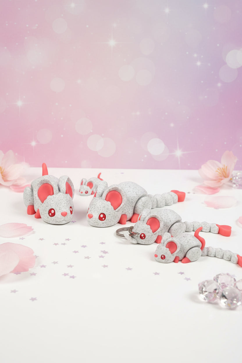 Maus-Deko-Set: drei graue Mäuse und eine kleine Maus mit roten Details auf Holz