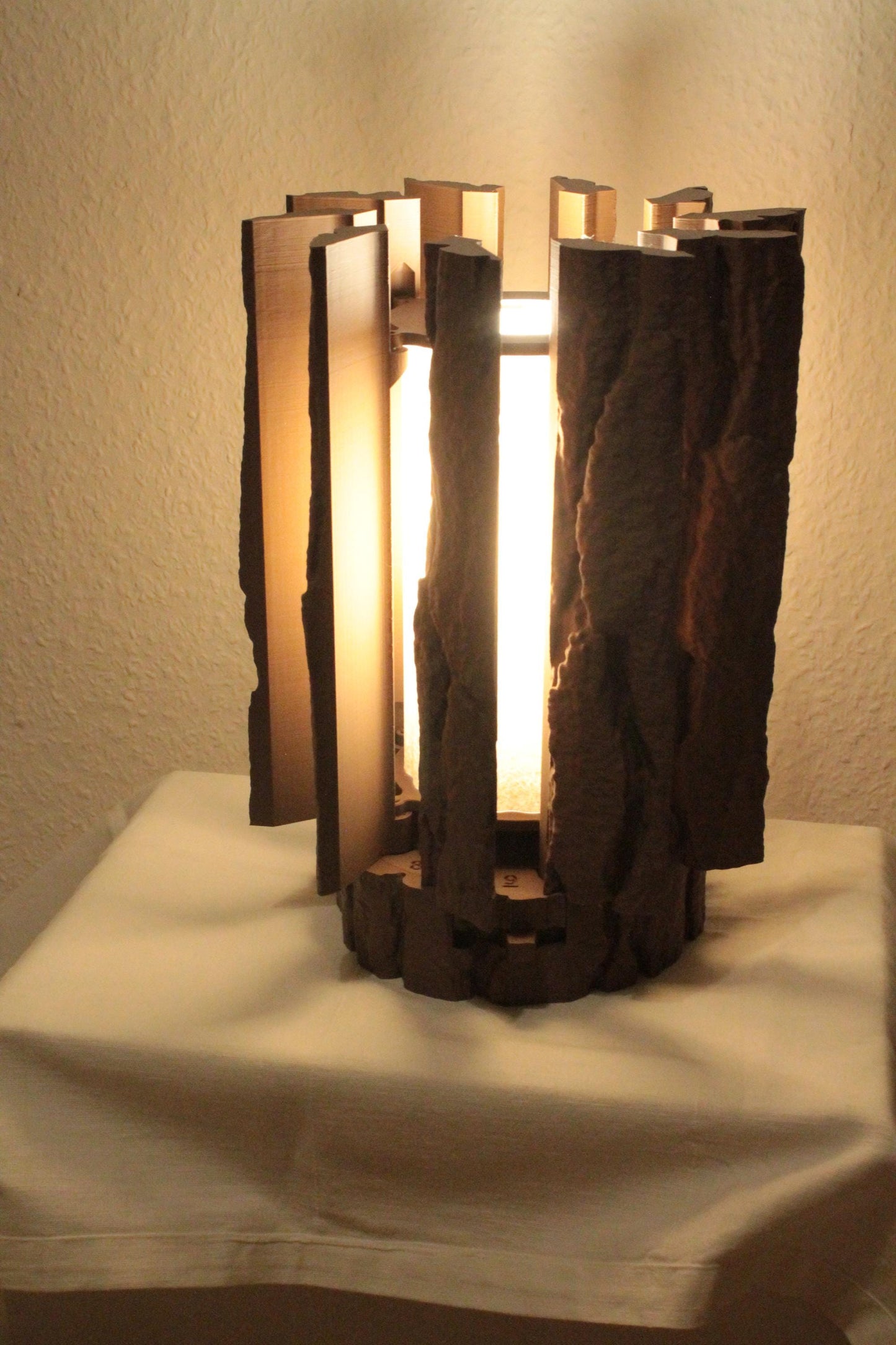 Magische Baumstamm-Lampe – Natur trifft Design ForgeCore