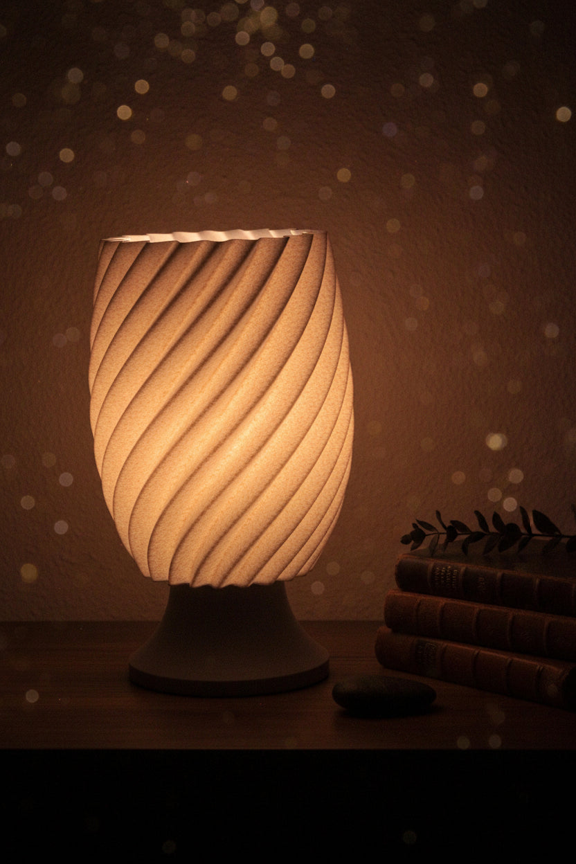 Design-Tischlampe mit gewelltem Lampenschirm aus Holz auf dunklem Sockel, warm leuchtend