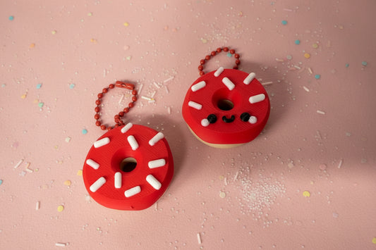Donut-Schlüsselanhänger mit roten Donuts und Kette, Sprinkles auf der Vorderseite