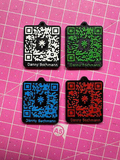Personalisierte QR-Code Anhänger – individuell (S–XL) Byteandprint.de
