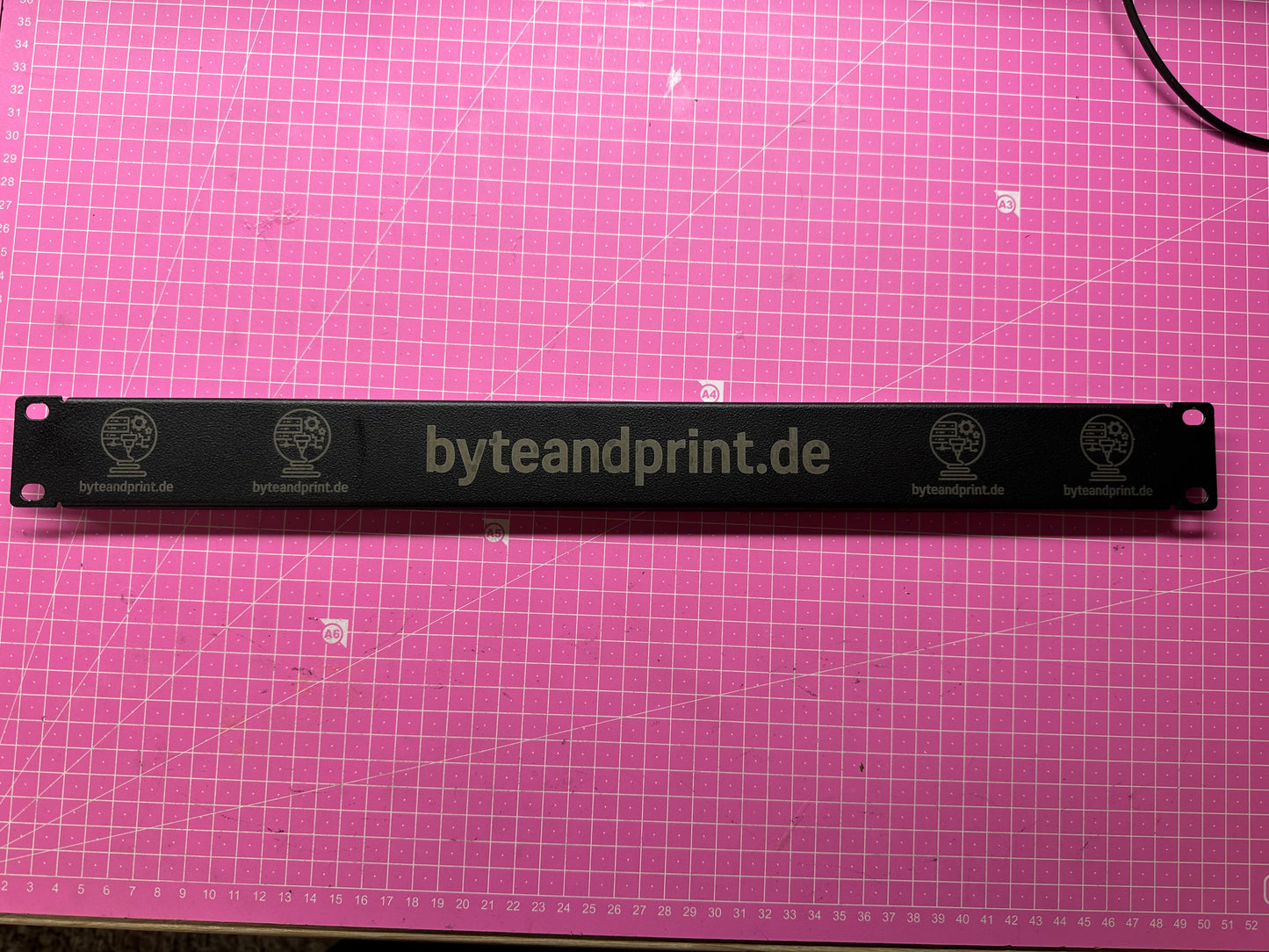 Gravierte 19 Zoll Blindabdeckung (1–3 HE) – personalisiert Byteandprint.de