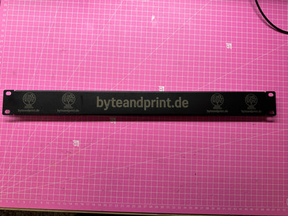 Gravierte 19 Zoll Blindabdeckung (1–3 HE) – personalisiert Byteandprint.de