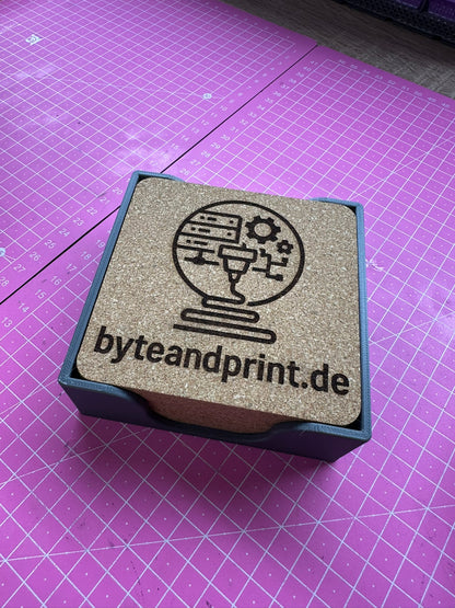 Gravierte Kork-Untersetzer mit Halter – mit Logo personalisierbar (10cm) Byteandprint.de
