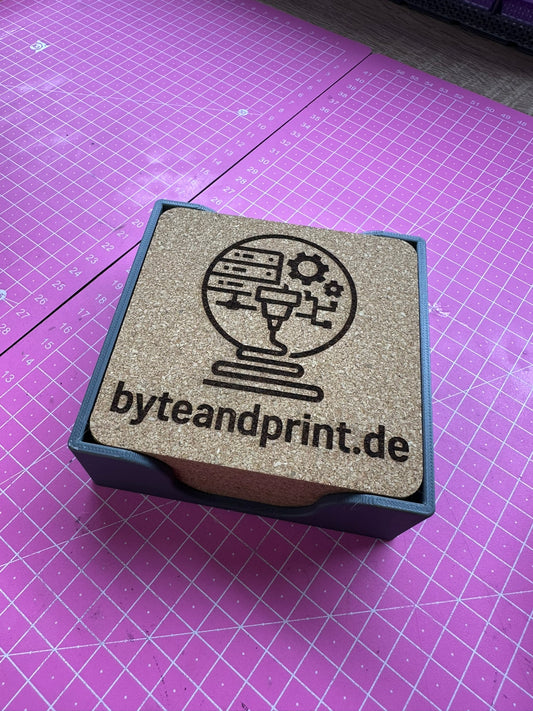 Gravierte Kork-Untersetzer mit Halter – mit Logo personalisierbar (10cm) Byteandprint.de