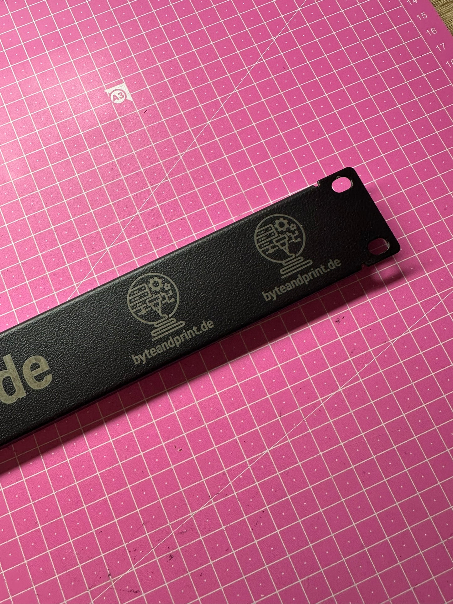Gravierte 19 Zoll Blindabdeckung (1–3 HE) – personalisiert Byteandprint.de