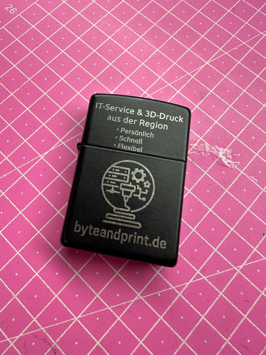 Graviertes Benzinfeuerzeug im Zippo-Stil – personalisiert Byteandprint.de