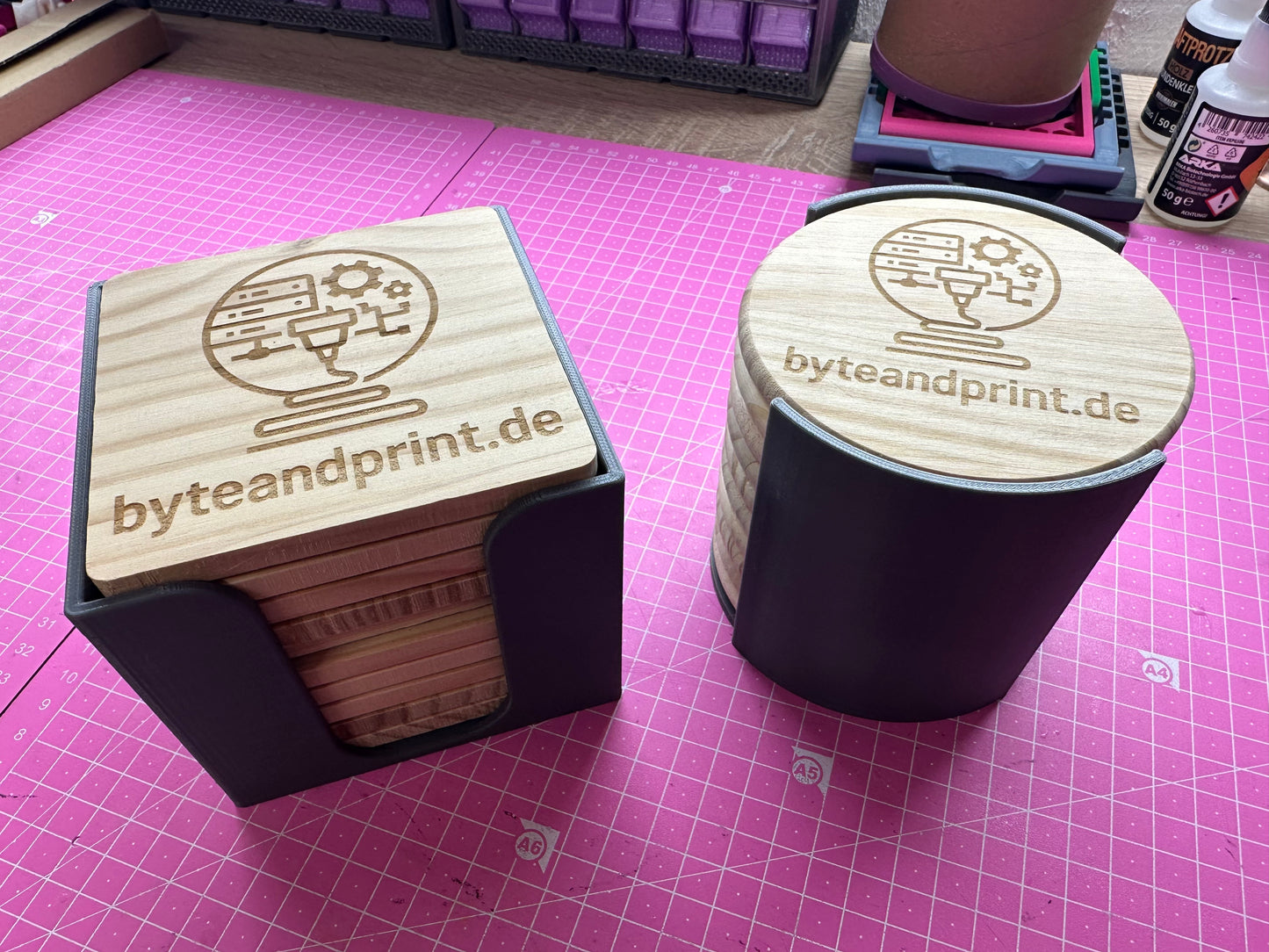 Gravierte Holz-Untersetzer mit Halter – mit Logo personalisierbar (10cm) Byteandprint.de