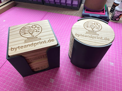 Gravierte Holz-Untersetzer mit Halter – mit Logo personalisierbar (10cm) Byteandprint.de