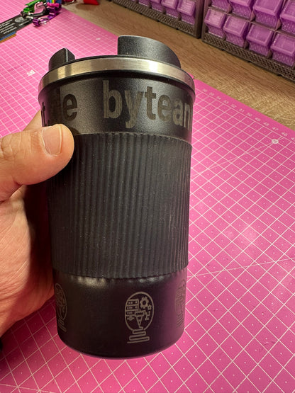 Personalisierter Thermokaffeebecher Schwarz – mit Gravur Byteandprint.de