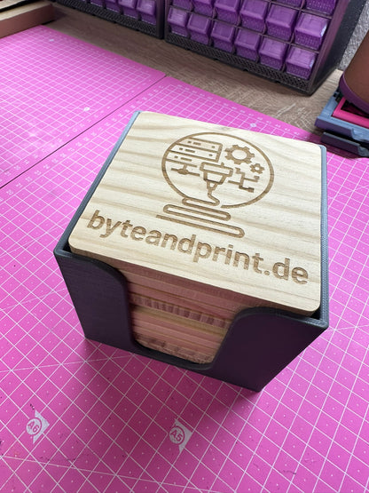 Gravierte Holz-Untersetzer mit Halter – mit Logo personalisierbar (10cm) Byteandprint.de
