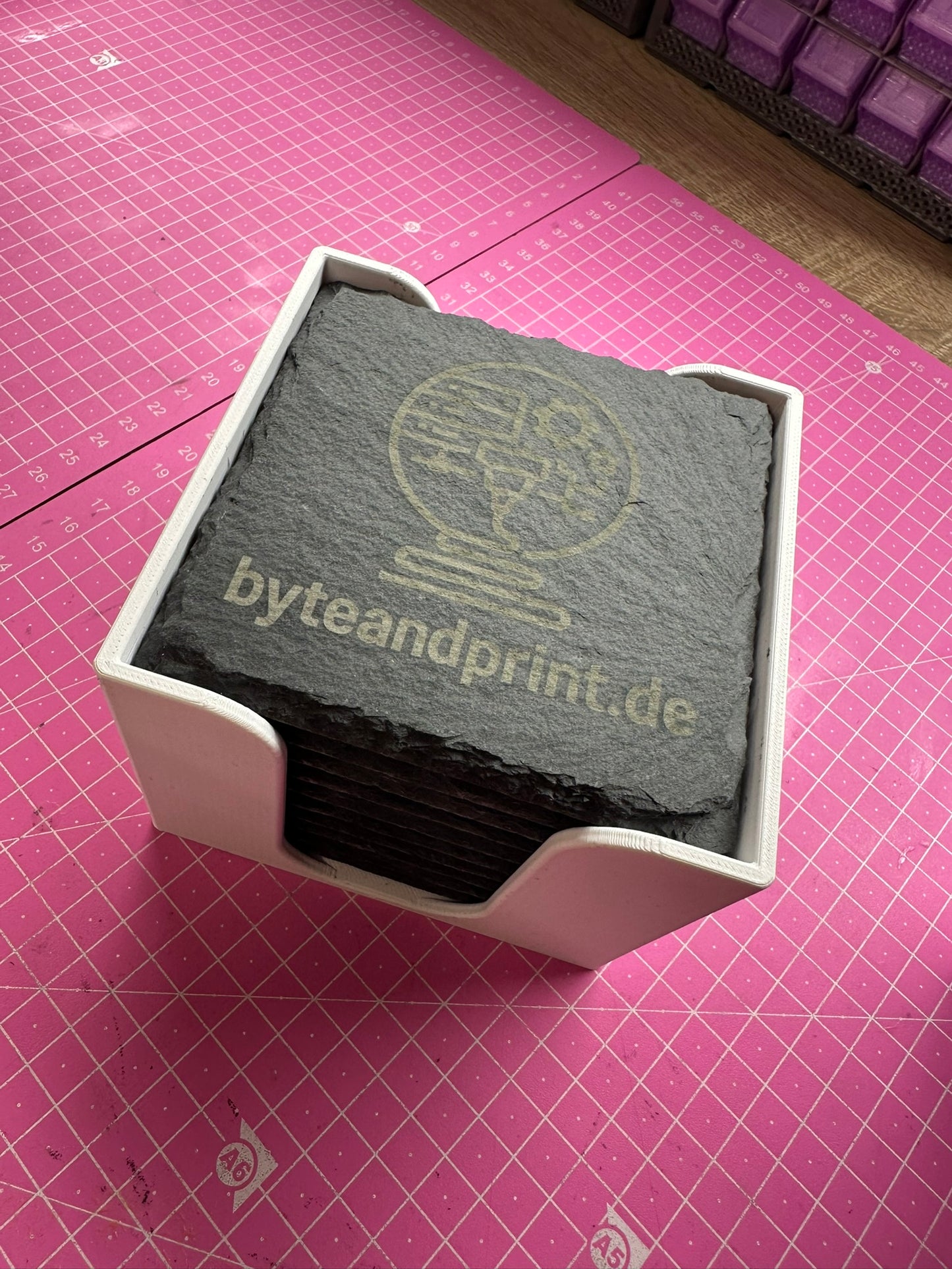 Gravierte Schiefer-Untersetzer mit Halter – mit Logo personalisierbar (10cm) Byteandprint.de