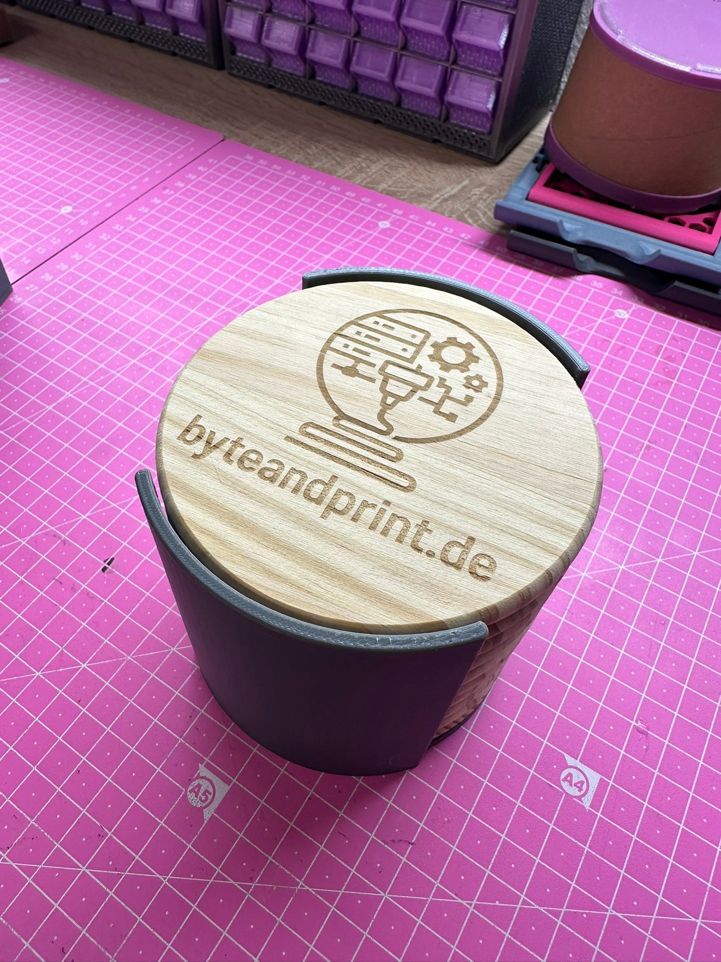 Gravierte Holz-Untersetzer mit Halter – mit Logo personalisierbar (10cm) Byteandprint.de