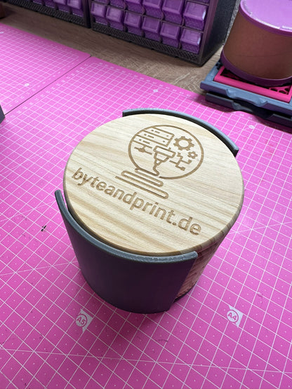 Gravierte Holz-Untersetzer mit Halter – mit Logo personalisierbar (10cm) Byteandprint.de