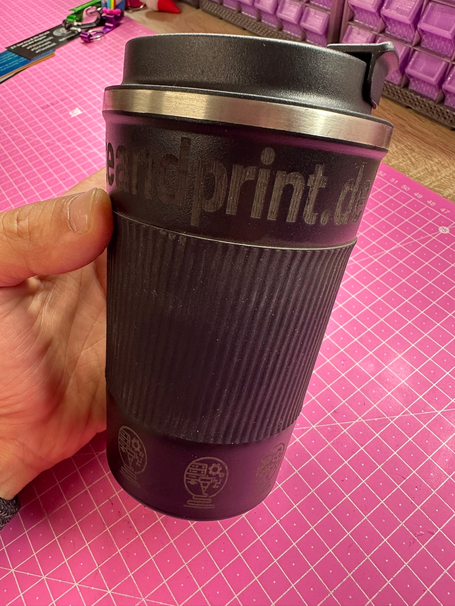 Personalisierter Thermokaffeebecher Schwarz – mit Gravur Byteandprint.de