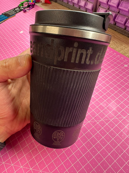 Personalisierter Thermokaffeebecher Schwarz – mit Gravur Byteandprint.de
