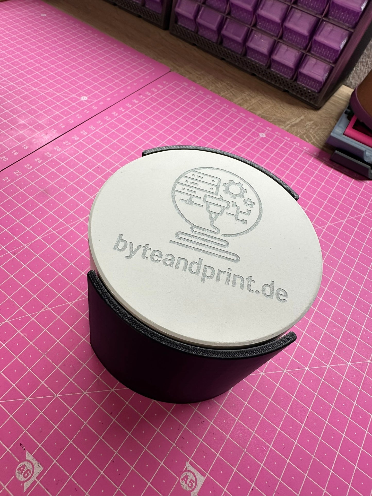 Gravierte Keramik-Untersetzer mit Halter – mit Logo personalisierbar (10cm) Byteandprint.de