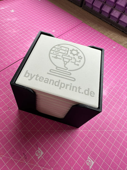 Gravierte Keramik-Untersetzer mit Halter – mit Logo personalisierbar (10cm) Byteandprint.de