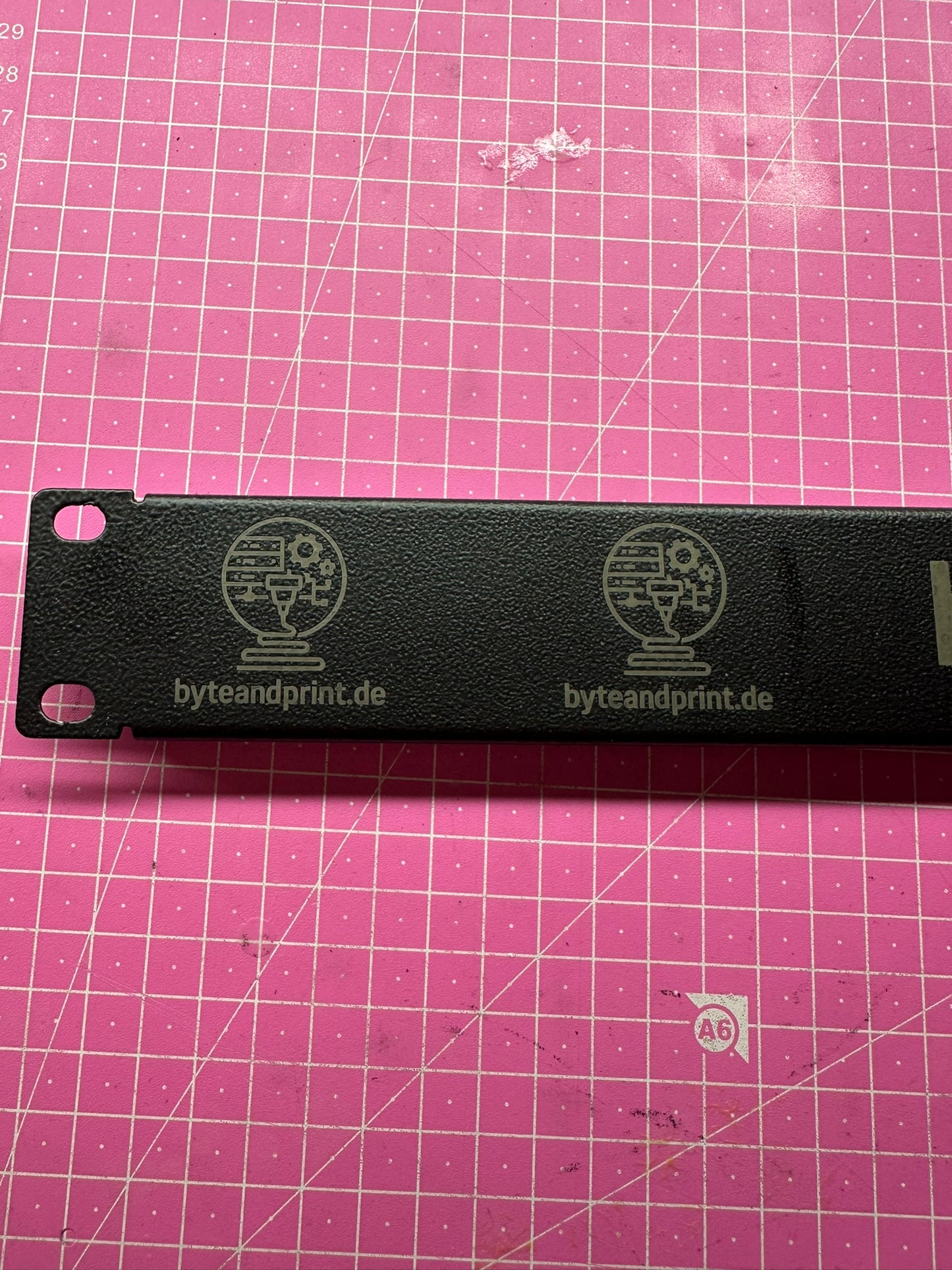 Gravierte 19 Zoll Blindabdeckung (1–3 HE) – personalisiert Byteandprint.de