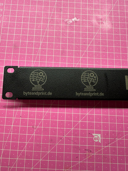 Gravierte 19 Zoll Blindabdeckung (1–3 HE) – personalisiert Byteandprint.de