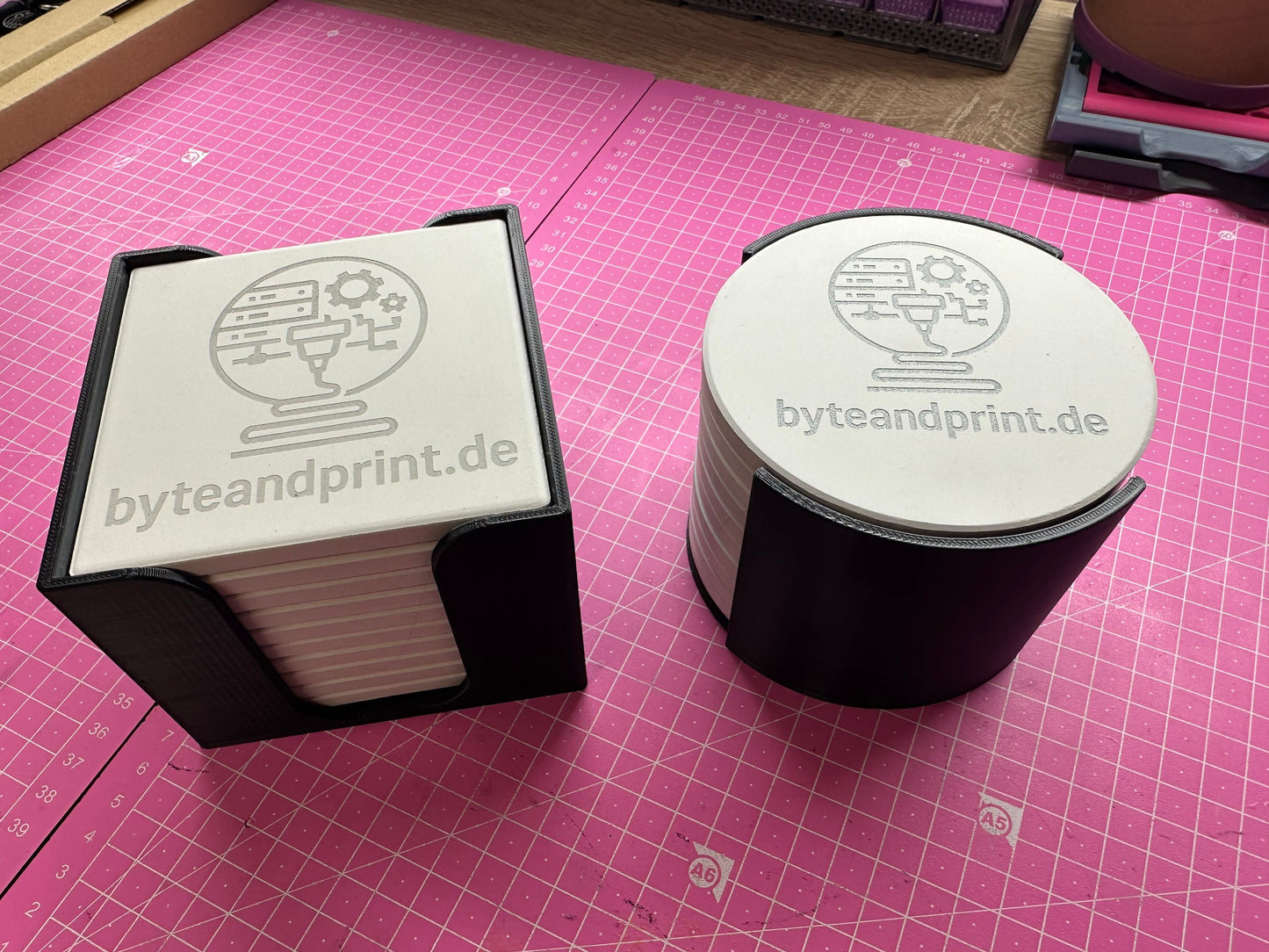 Gravierte Keramik-Untersetzer mit Halter – mit Logo personalisierbar (10cm) Byteandprint.de