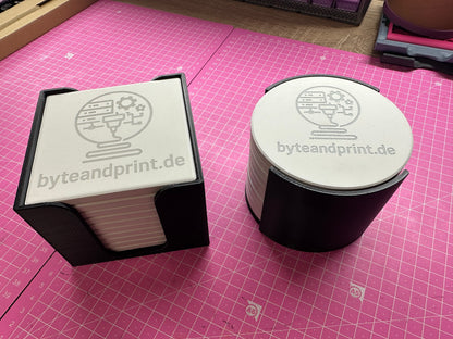 Gravierte Keramik-Untersetzer mit Halter – mit Logo personalisierbar (10cm) Byteandprint.de