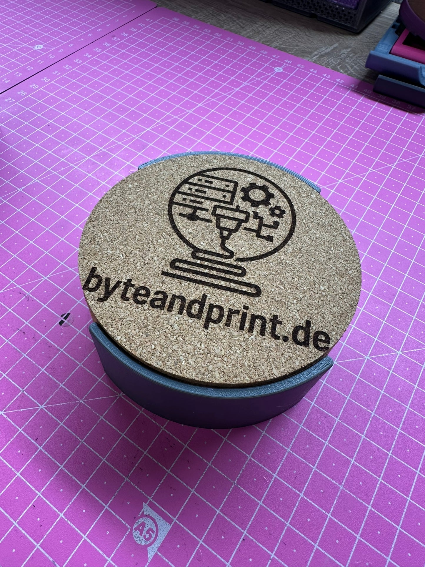 Gravierte Kork-Untersetzer mit Halter – mit Logo personalisierbar (10cm) Byteandprint.de