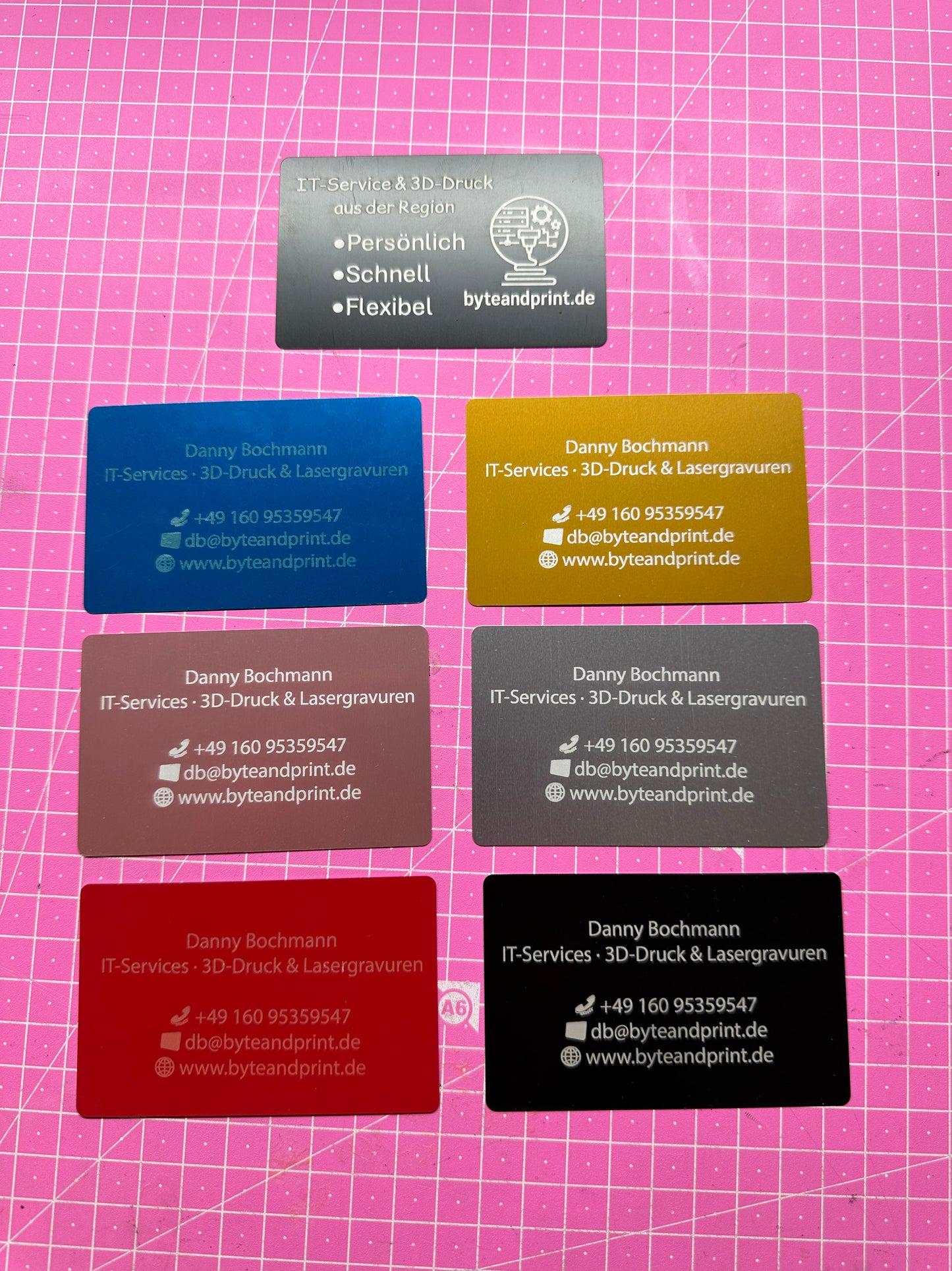 Gravierte Metall-Visitenkarten (10 Stück) – personalisiert in Wunschfarbe Byteandprint.de