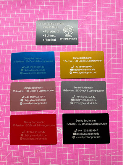 Gravierte Metall-Visitenkarten (10 Stück) – personalisiert in Wunschfarbe Byteandprint.de