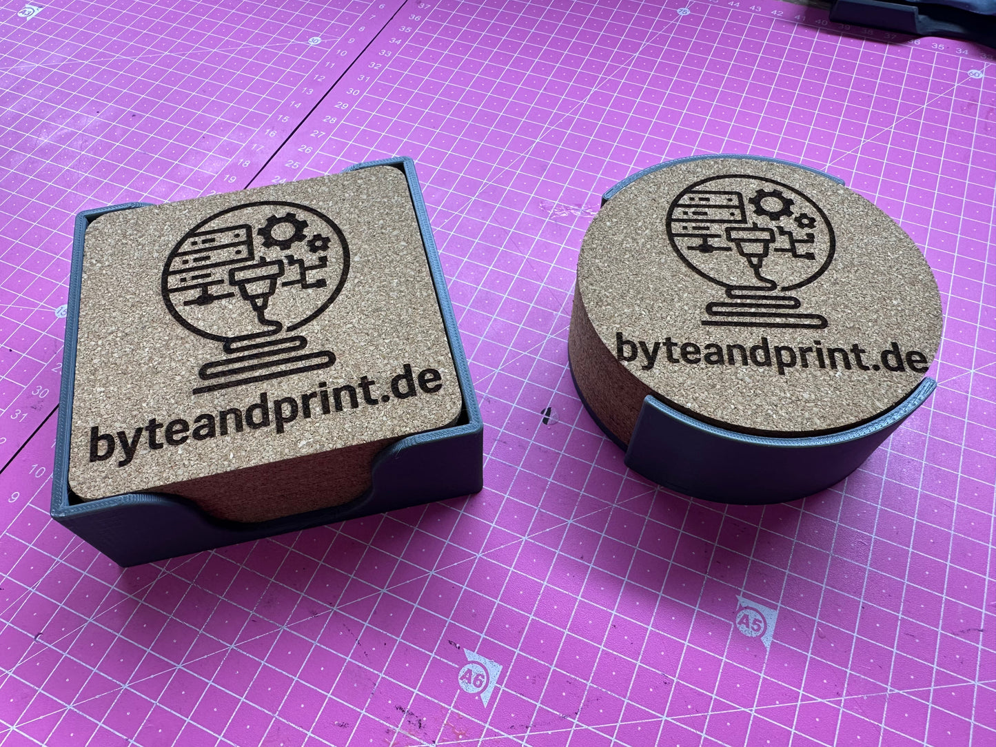 Gravierte Kork-Untersetzer mit Halter – mit Logo personalisierbar (10cm) Byteandprint.de