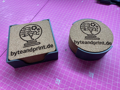 Gravierte Kork-Untersetzer mit Halter – mit Logo personalisierbar (10cm) Byteandprint.de