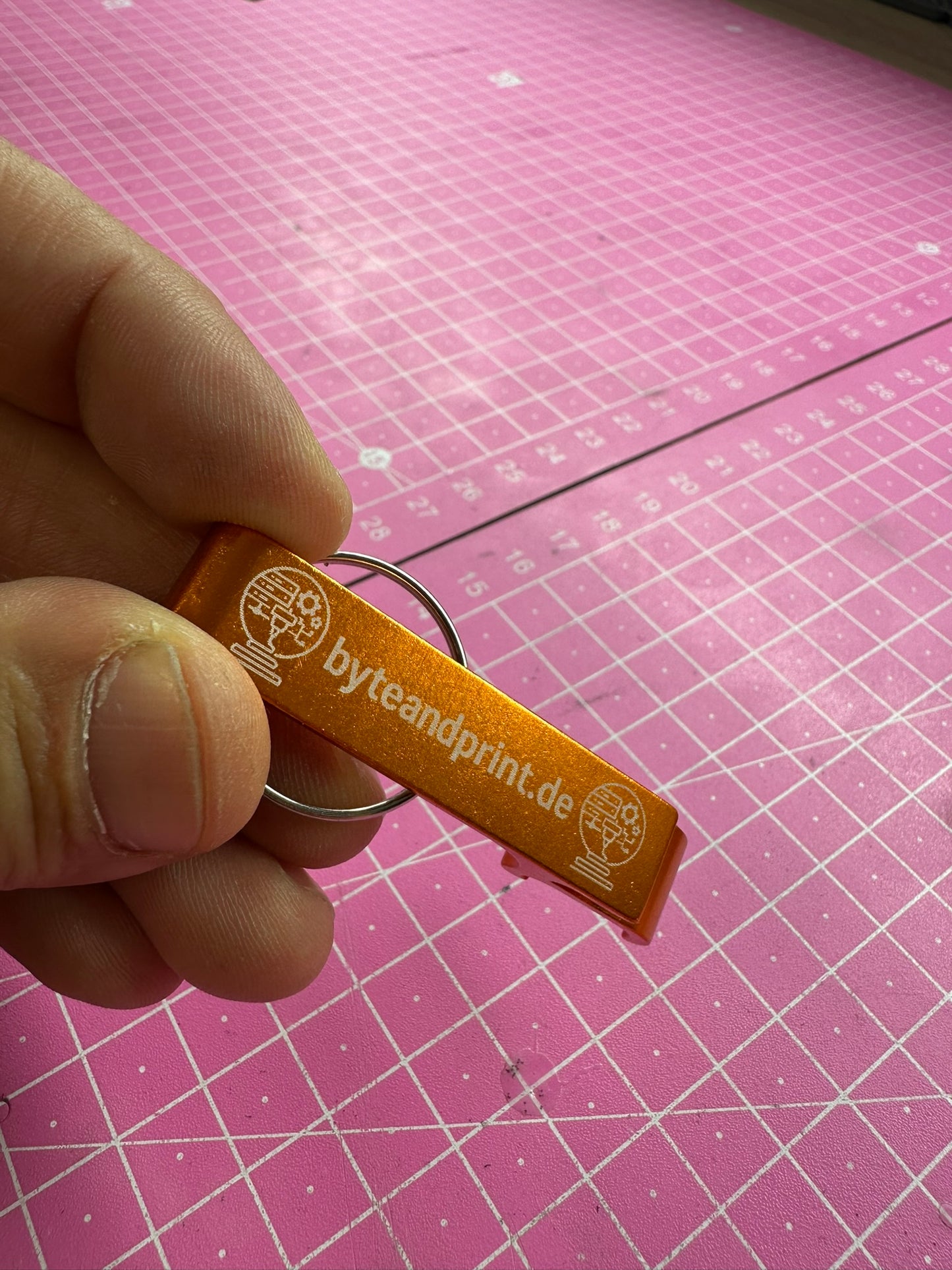 Gravierte Flaschenöffner – personalisiert mehrfarbig Byteandprint.de