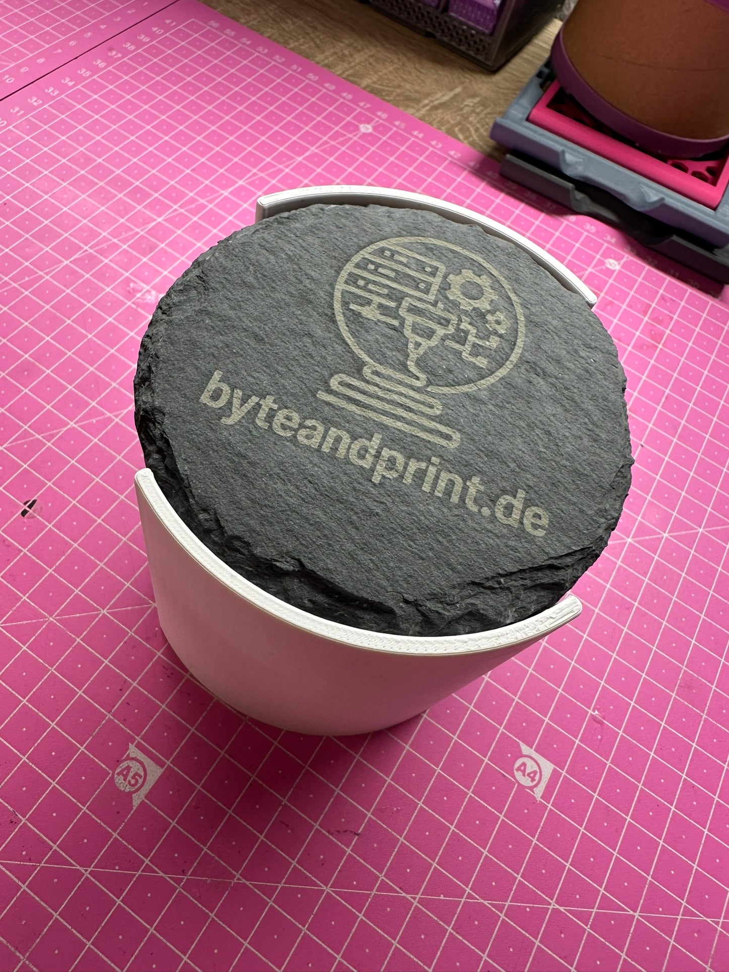 Gravierte Schiefer-Untersetzer mit Halter – mit Logo personalisierbar (10cm) Byteandprint.de