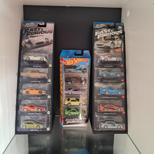 Schwarzer Modellauto-Stand mit Blisterkartenhalterungen, Hot Wheels Karten im Set